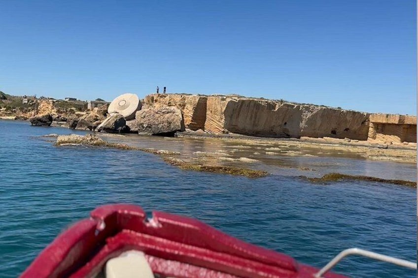 Une côte rocheuse, avec des falaises et une étendue d’eau. 2