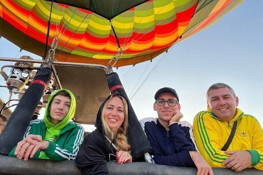 Een luchtballon met passagiers. 1