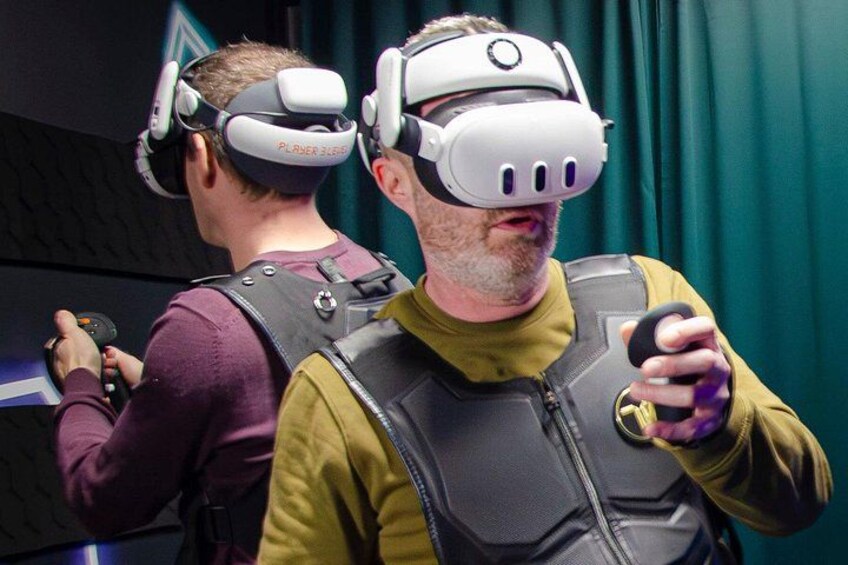 Deux personnes portant des casques de réalité virtuelle et tenant des manettes. 5
