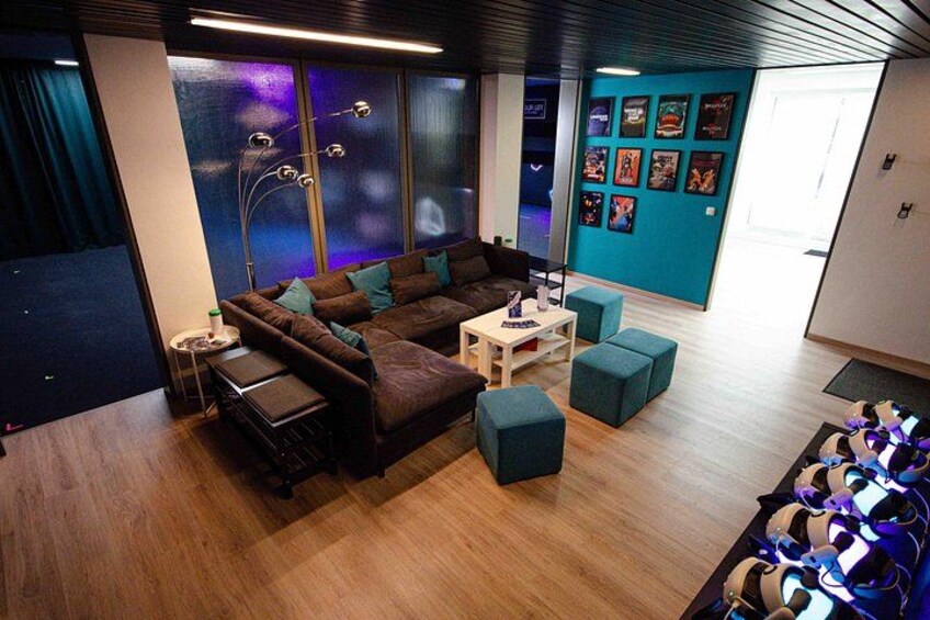 Un espace détente moderne avec un canapé marron, des poufs turquoise et une table basse blanche. 4