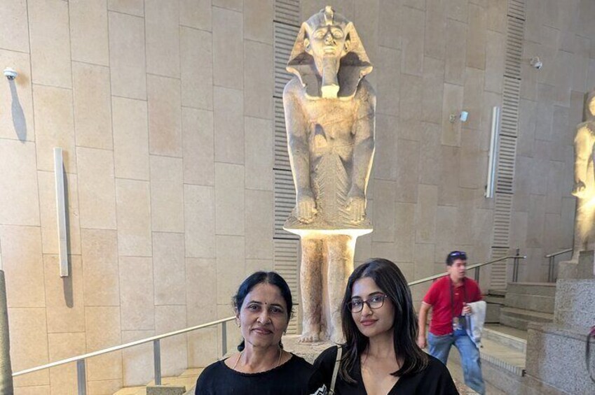 Een groot beeld van een farao in een museum. 3