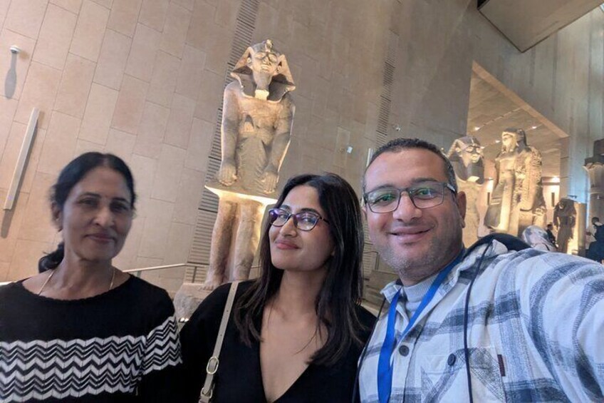 Drie mensen maken een selfie voor oude Egyptische beelden. 4