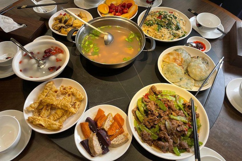 Diverse gerechten, waaronder een hete pot, dumplings en roerbakgroenten. 2