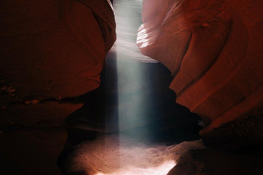 Een canyon met een smalle doorgang, verlicht door zonlicht. 4