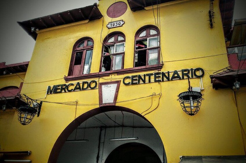 Un bâtiment jaune sur la façade duquel on peut lire l’inscription « MERCADO CENTENARIO » et l’année « 1930 ». 2