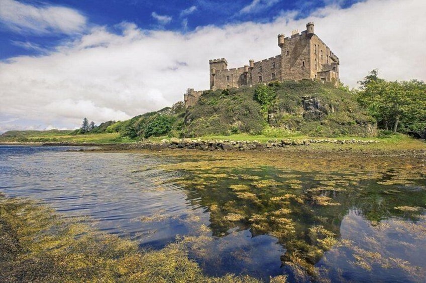 Un castillo en una colina con vistas a un cuerpo de agua. 2