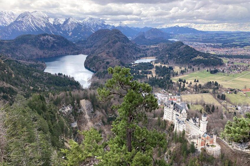 Un paisaje monta ñoso con un lago, un castillo y un pueblo. 4
