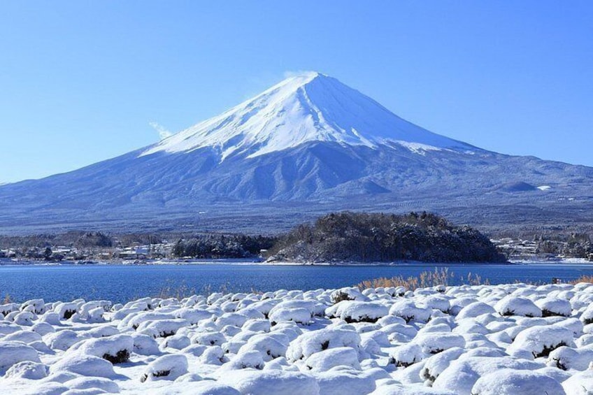 Un paisaje nevado con una montaña destacada al fondo. 3