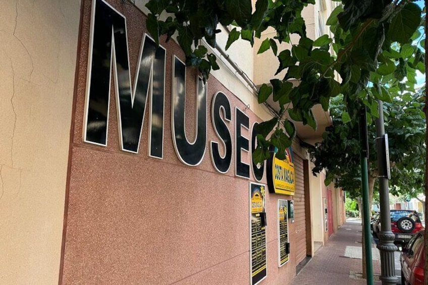 A building with a large sign that reads "MUSEO" and a smaller sign below it that says "Museo de Arte Contemporaneo." 5