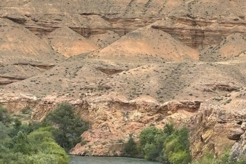 Un cañón rocoso con un río en su base. 1