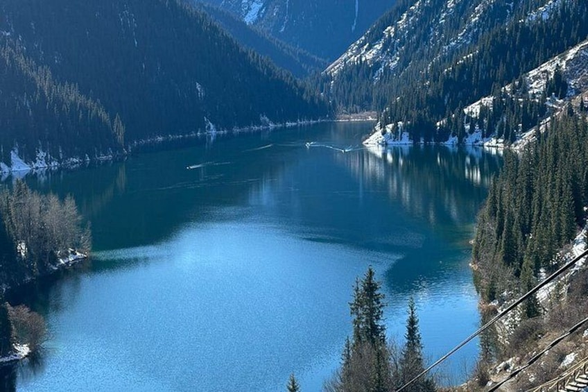 A lake surrounded by mountains and trees. 5