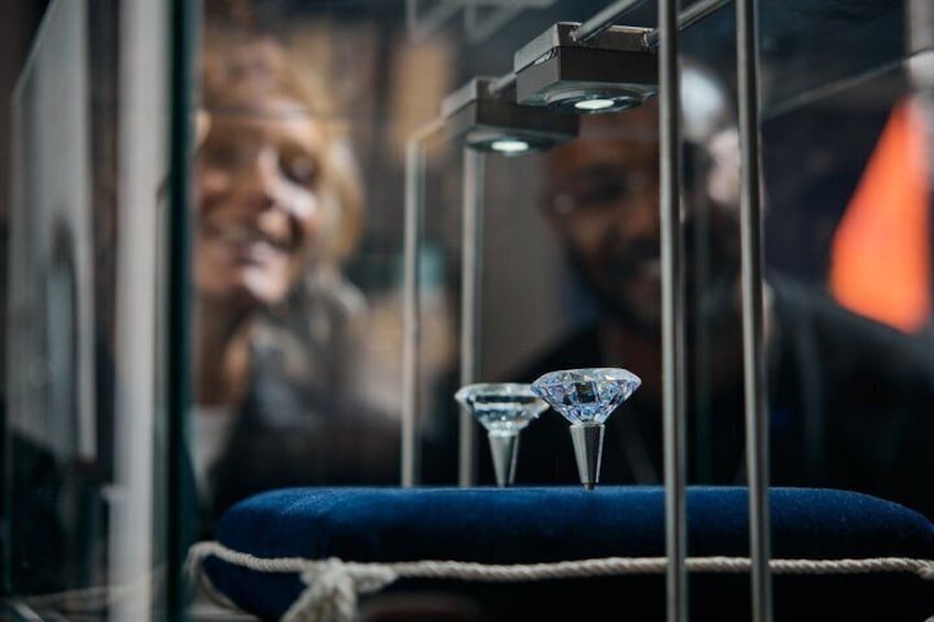 A blue cushioned seat with two diamonds. 5
