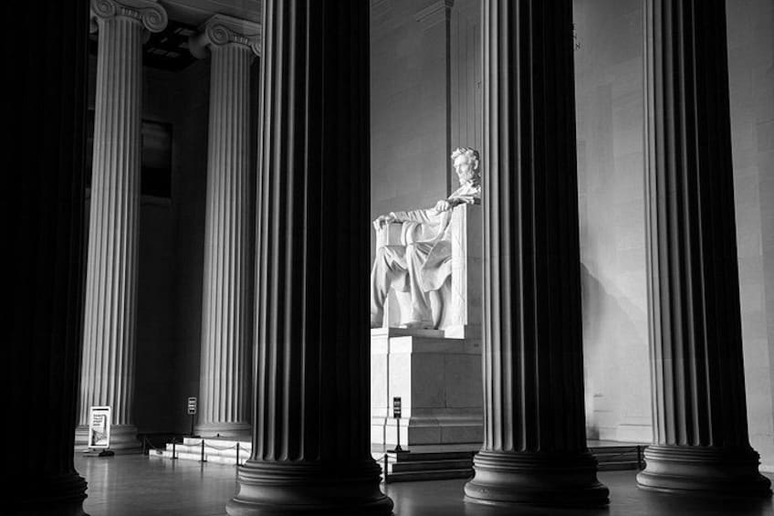 Un intérieur de bâtiment de style classique, avec de hautes colonnes et une statue. 5