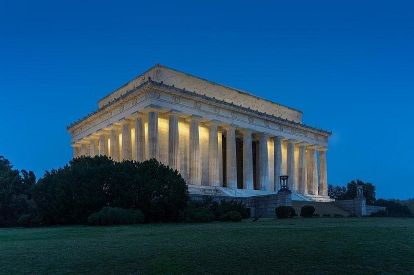 Le Mémorial Lincoln au crépuscule, avec ses colonnes illuminées et sa pelouse bien entretenue. 3