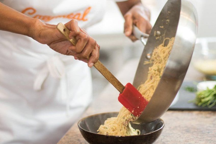 Une personne qui prépare des nouilles dans un wok. 4
