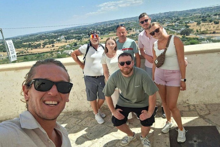 Un gruppo di persone su un tetto con vista su un paesaggio. 2