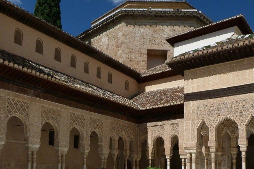 Lions fountain yard. Decorative details of the Alhambra 2