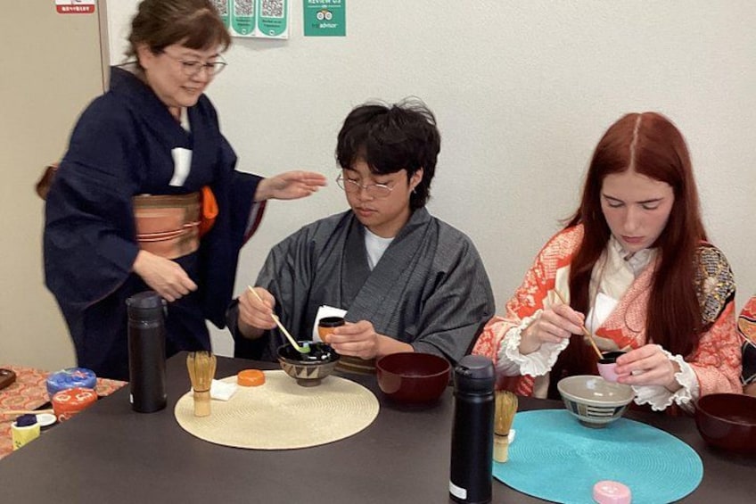 A tea master gently guides you step by step with care.
Beginner-friendly instruction in a calm and welcoming setting. 2