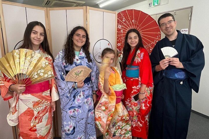 Un grupo de personas con vestimenta tradicional japonesa y abanicos. 5