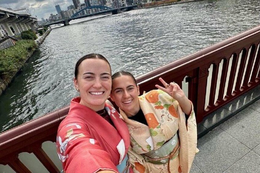 After the tea ceremony, you may stroll around Asakusa Temple and the Sumida River while wearing kimono. 3