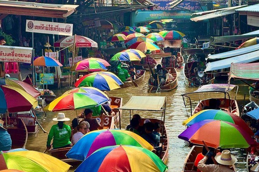 Een drukke waterweg met boten en kleurrijke parasols. 3