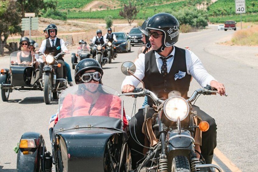 Un gruppo di motociclisti su una strada con un segnale di limite di velocità a 40. 1