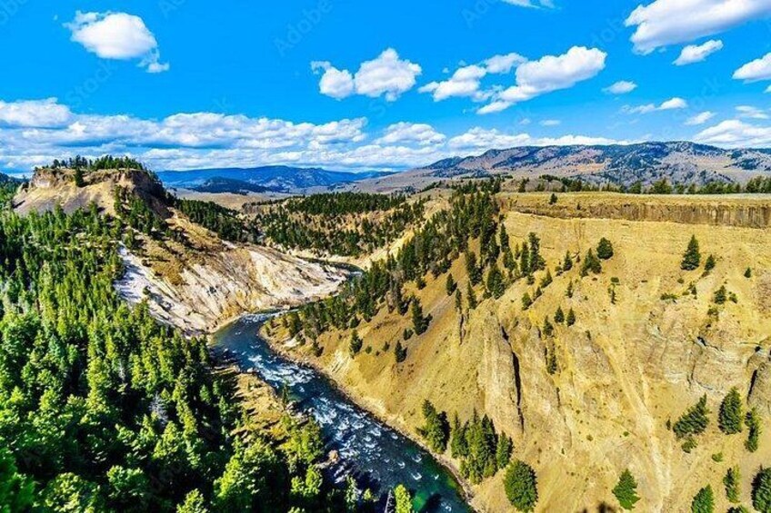 Een rivier die zich een weg baant door een kloof met steile kliffen en dichte bossen. 2