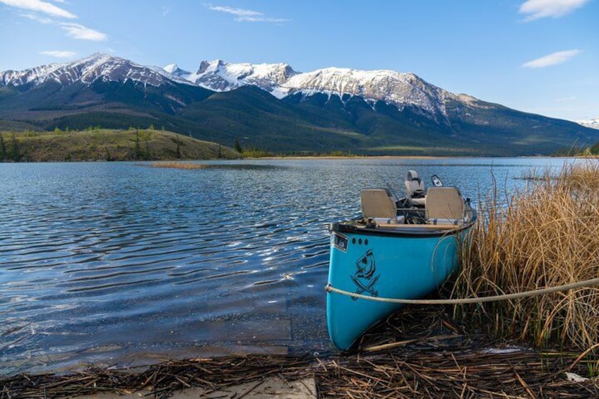 Un bateau bleu est amarré à un quai, avec un paysage montagneux en arrière-plan. 4