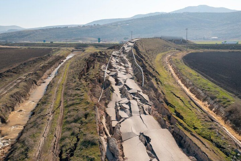 Una vía de tren dañada con un río que la acompaña. 5