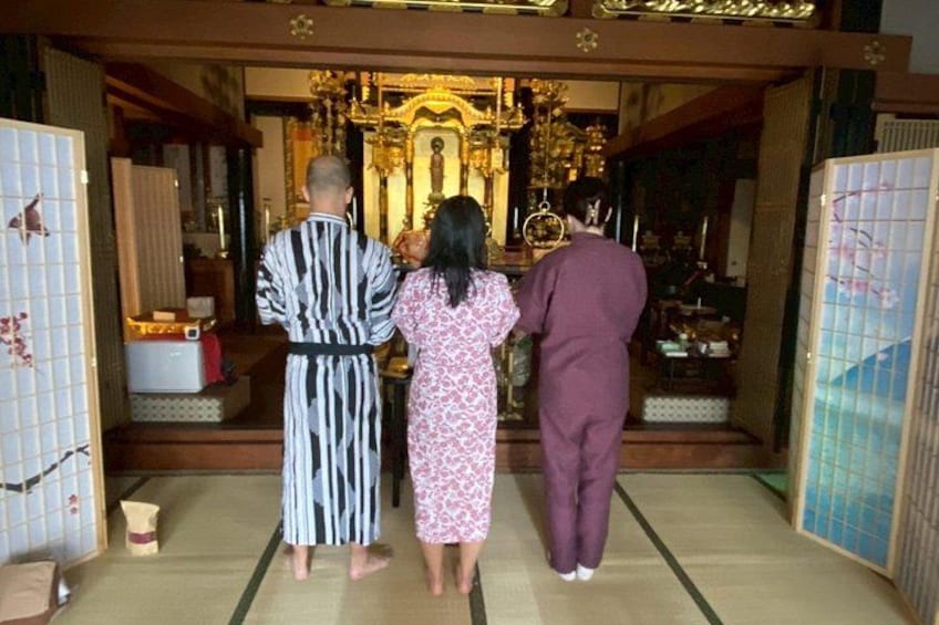 En traditionell japansk inredning med tatamimattor på golvet, ett shimenawa-rep och ett ceremoniellt altare. 5