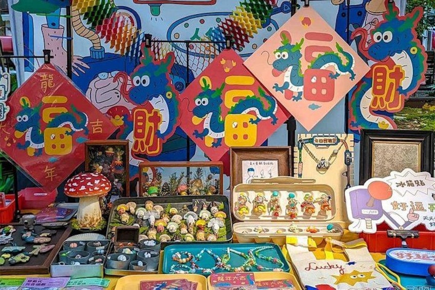 Una exhibición colorida con diversos objetos, incluyendo juguetes, joyería y adornos. 4