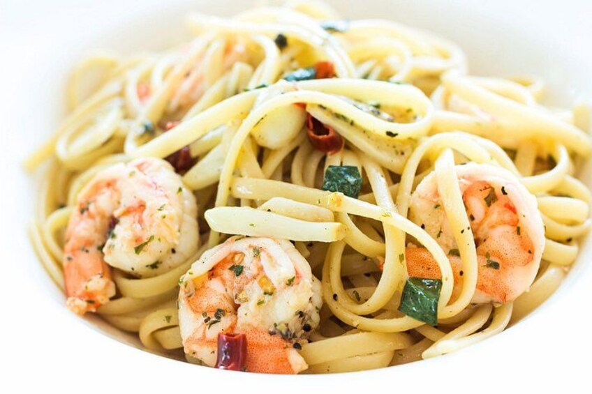 Une assiette de pâtes aux crevettes et aux herbes. 3