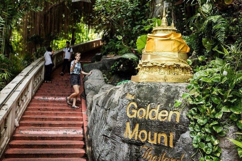 Un escalier mène à une statue dorée, placée sur un rocher portant l’inscription « Golden Mount ». 5
