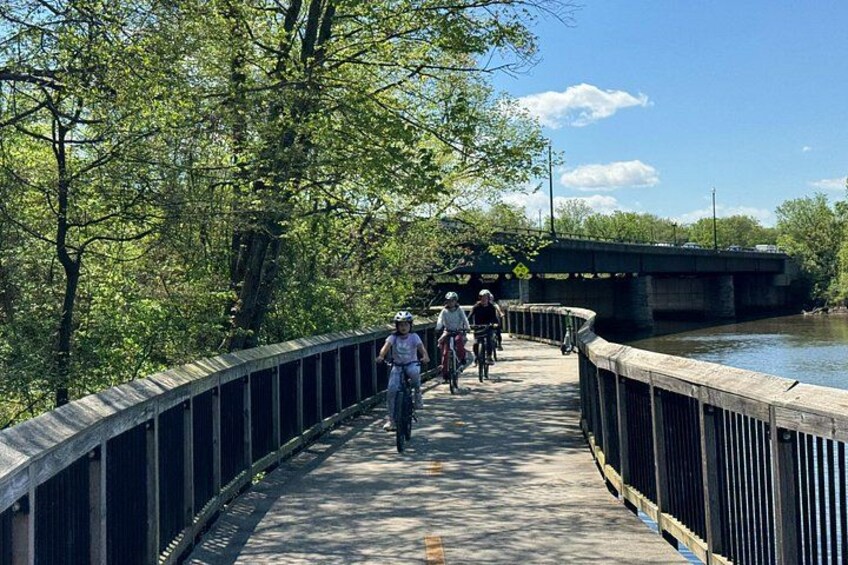 Un ponte di legno con ciclisti e pedoni. 4