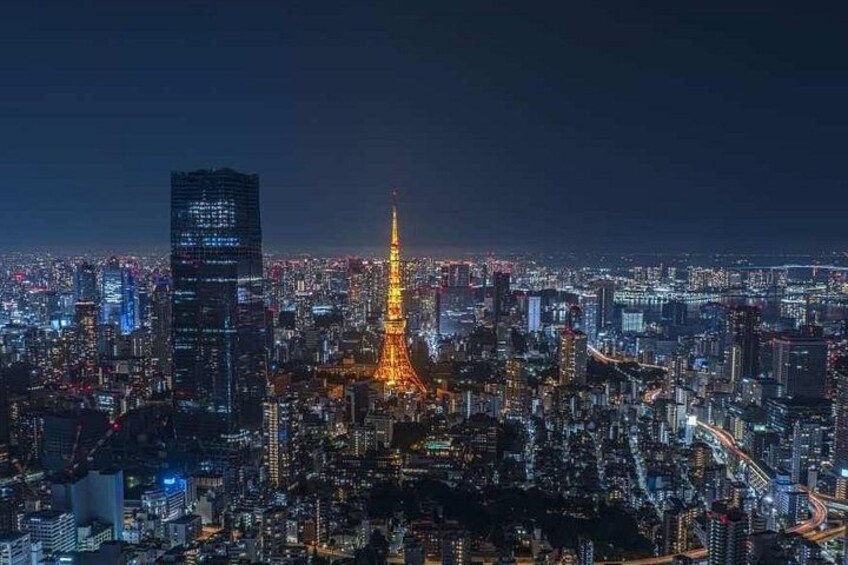 Nachtansicht einer Stadt mit beleuchteten Gebäuden und dem Eiffelturm in der Mitte. 5