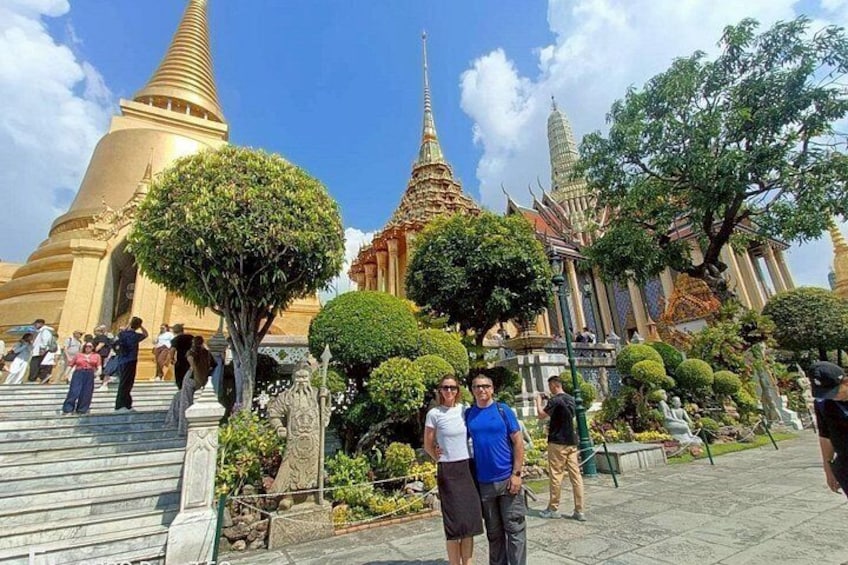 Un ensemble de temples avec des flèches dorées, un chemin pavé et des arbres bien entretenus. 5