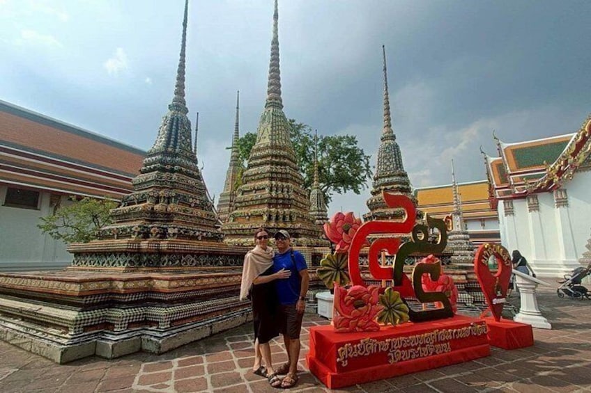 Un temple doté de flèches à plusieurs niveaux et d’une grande sculpture rouge. 2