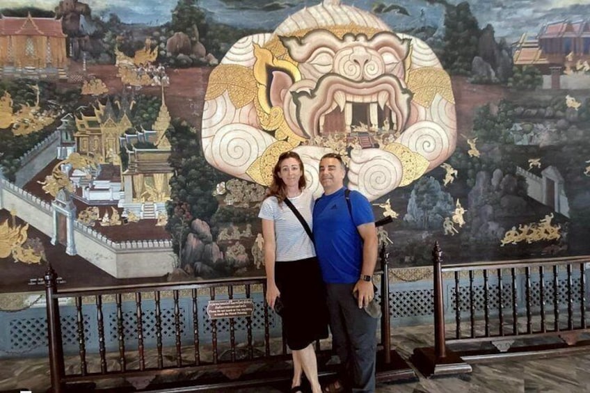 Une fresque représentant un grand dragon, un temple et un pont. 4