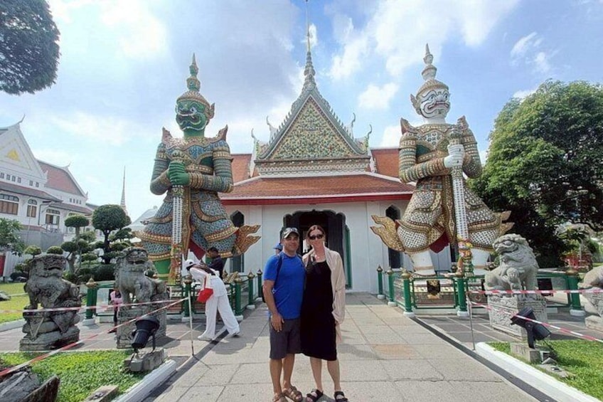 Un temple orné de statues et doté d’un toit traditionnel. 3