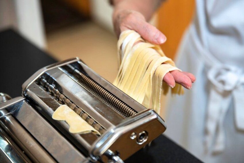 Une personne utilise une machine à pâtes pour préparer des pâtes. 5