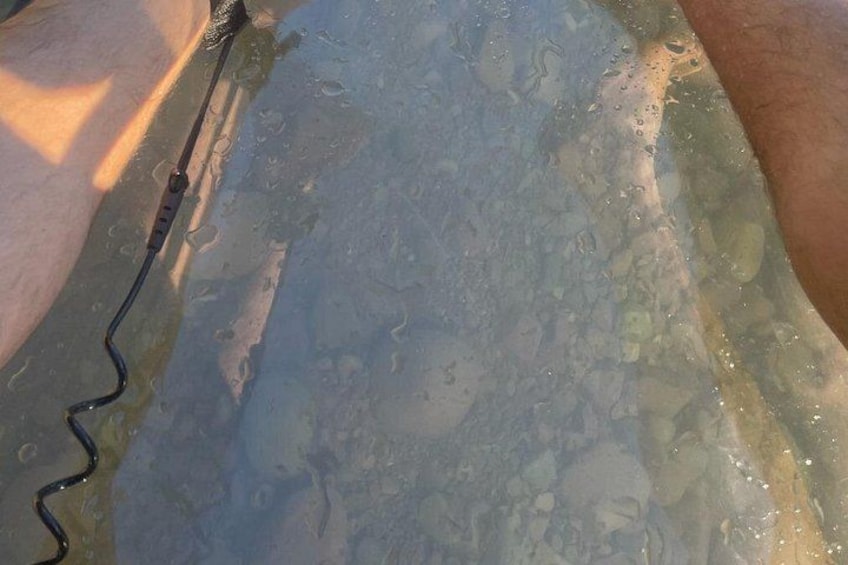 Eine klare Wasserfläche mit Angelschnur und Haken. 2