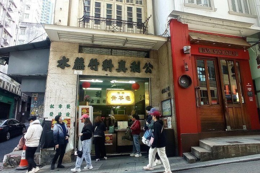 Une scène de rue avec un étal de nourriture et un bâtiment rouge. 3