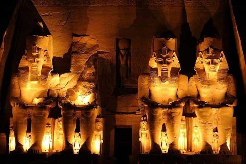 Eine Reihe beleuchteter Statuen in einem Tempel. 5