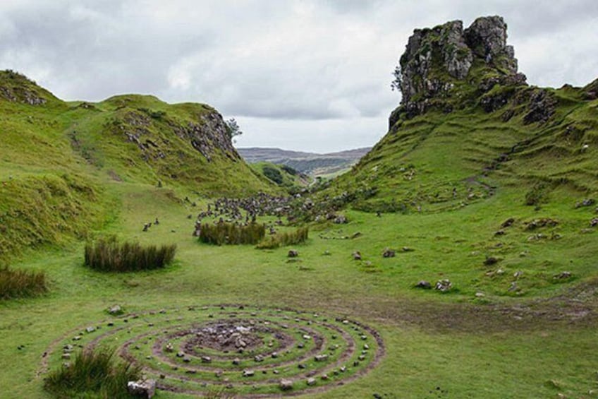 From dinosaur footprints on crystal-clear beaches to the haunting beauty of Glencoe’s mountains, this tour is a nature lover’s dream come true. 2