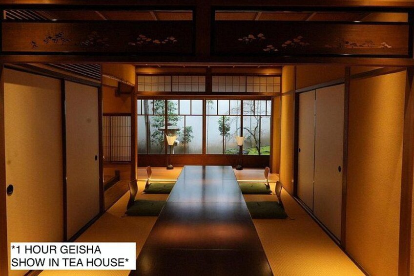 Interior de una casa de té japonesa tradicional, con suelo de tatami, puertas correderas y vistas a través de una ventana. 4