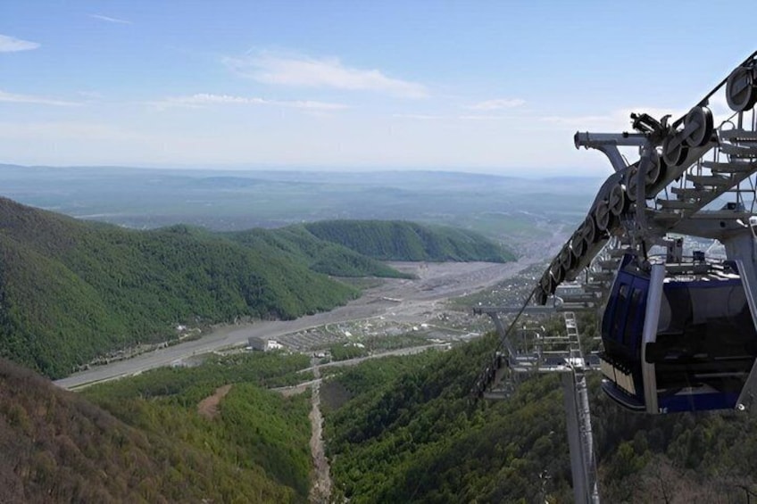 Un sistema de teleférico en una zona montañosa con un valle en la parte inferior. 1