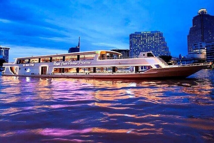 Ein Flussdampfer namens 'Royal Oak Princess' vor der Skyline einer Stadt. 5