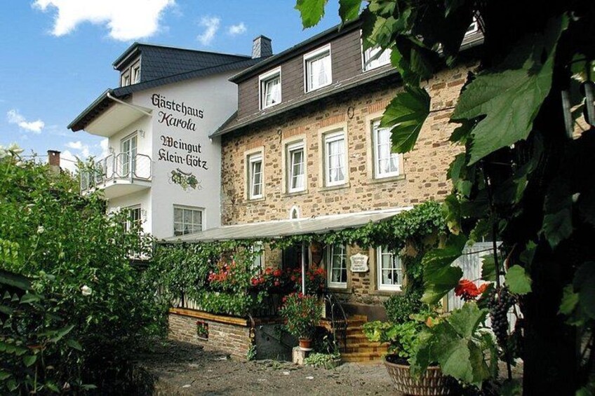 Un edificio tradicional con un letrero que dice 'Gästehaus Karola Beininger Klein-Götz'. 2