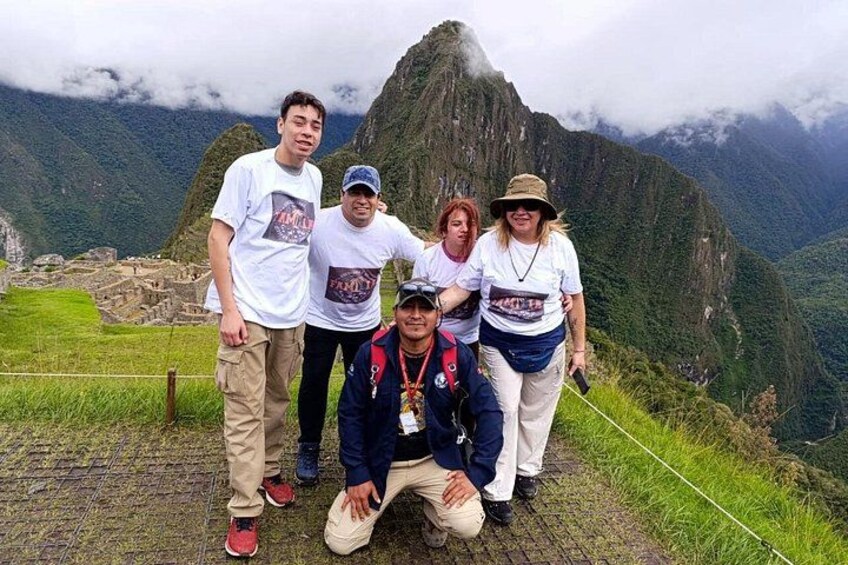 Un grupo de personas de pie en un sendero con un paisaje montañoso al fondo. 4