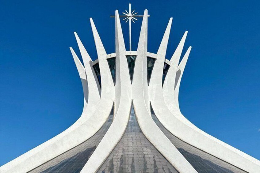 Une structure architecturale moderne, dont le sommet présente un motif en forme d’étoile et qui est ornée d’éléments incurvés et rayonnants. 2